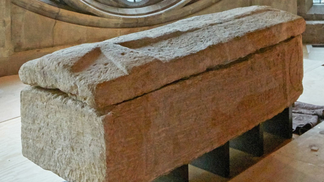 Arheologii au identificat, după 150 de ani, rămășițele unui bărbat îngropat într-un sarcofag roman la Westminster Abbey
