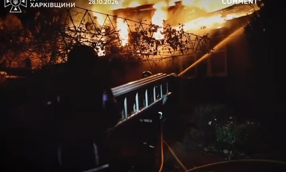 Atac devastator cu dronă în Harkov: 5 răniți, printre care și un copil de 4 ani. Blocuri și fabrici în flăcări