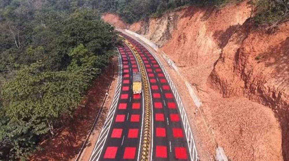 Autostrada în carouri roșii, soluția neobișnuită găsită de inginerii unei țări. Șoferii sunt avertizați că intră într-un sector în care trebuie să reducă viteza