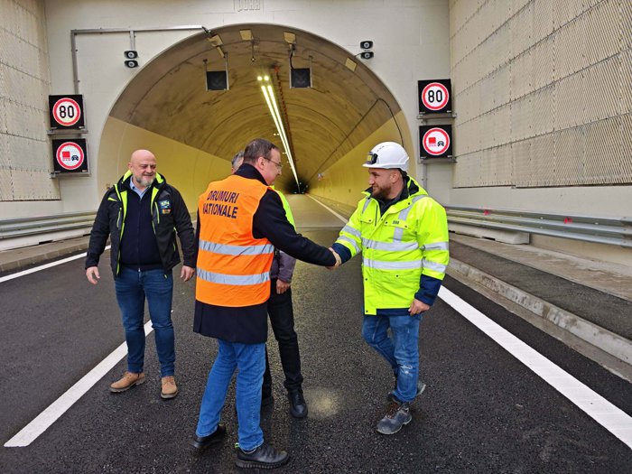 Autostrada Sibiu-Piteşti: Două etape mai despart tronsonul Tigveni-Curtea de Argeş de deschidere. Testele finale ale tunelului Momaia, primul tunel forat de autostradă din ţară, programate în noiembrie. FOTO