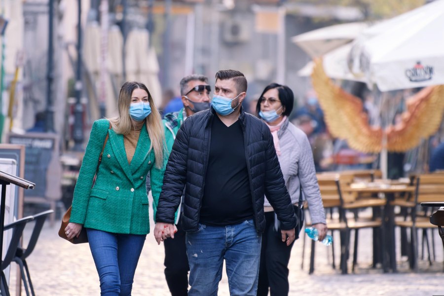 Avertismentul unui medic privind noul val de COVID: „Riscăm să trecem prin el complet neprotejați”. Ce măsuri să luăm la nivel individual