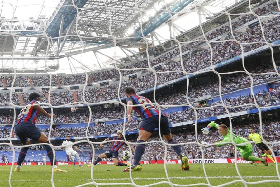 Barcelona și Real Madrid se înfruntă în „El Clasico”, cine transmite disputa în România