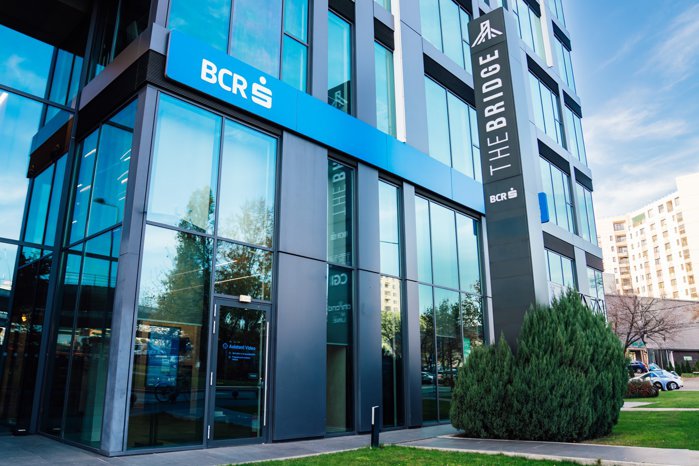 BCR anunţă venituri operaţionale de 5,1 mld. lei la 9 luni din 2026, în creştere cu 5,3% an/an, şi un profit net de 2 mld. lei. Veniturile nete din dobânzi au fost de 3,6 mld. lei, iar activele au ajuns la 134,8 mld. lei