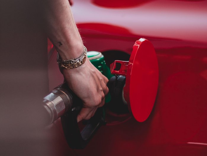 Benzina este mai scumpă în mandatul lui Trump decât în cel al lui Biden. Preţul mediu din SUA a ajuns la 3,472 dolari pe galon, iar motorina costă în medie 4,343 dolari. Scumpirile pun presiune pe Casa Albă înaintea alegerilor din 3 noiembrie
