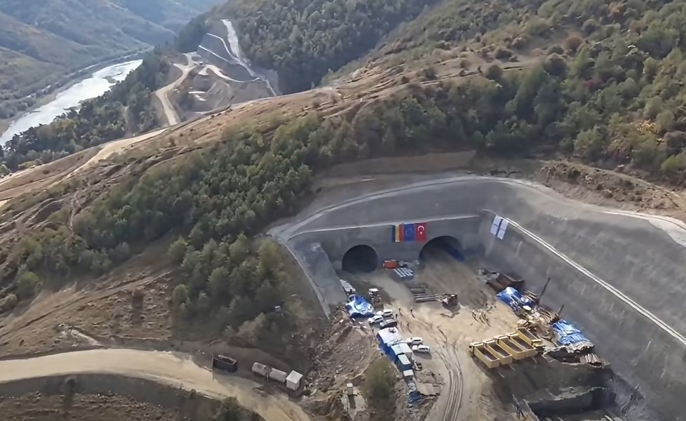 Blocaj pe Autostrada Sibiu–Pitești. Directorul CNAIR acuză lipsa acordului de mediu: constructorii pot lucra doar pe 45% din șantier