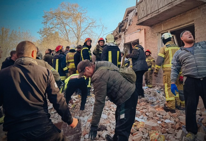 „Cadoul” Rusiei pentru Putin, de ziua lui de naștere: 11 morți și 34 de răniți în Ucraina. Zelenski: „Unul dintre cele mai josnice atacuri”