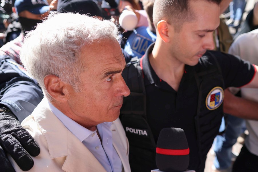 Călin Georgescu, mesaj din arest pentru susținători. Cum a apărut postarea de pe Facebook, el neavând acces la telefon