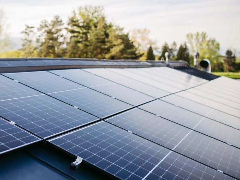 Când și cum cureți corect panourile solare: greșelile care le pot deteriora