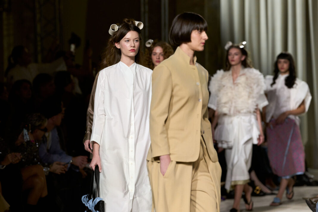 Carmen Secăreanu primăvară-vară 2027 la Mercedes-Benz Bucharest Fashion Week: O colecție care explorează noi forme ale feminității