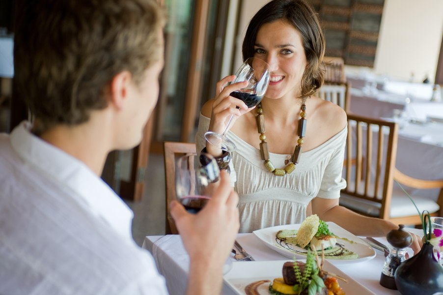 Cât bani aruncăm la gunoi odată cu mâncarea. Obiceiurile care ne umflă factura fără să ne dăm seama