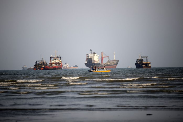 Cât câştigă căpitanii de pe petrolierele care traversează Strâmtoarea Hormuz: 100.000 de dolari pe lună, la care se adaugă un bonus de 50.000 de dolari pentru fiecare cursă. Cât primeşte un marinar obişnuit