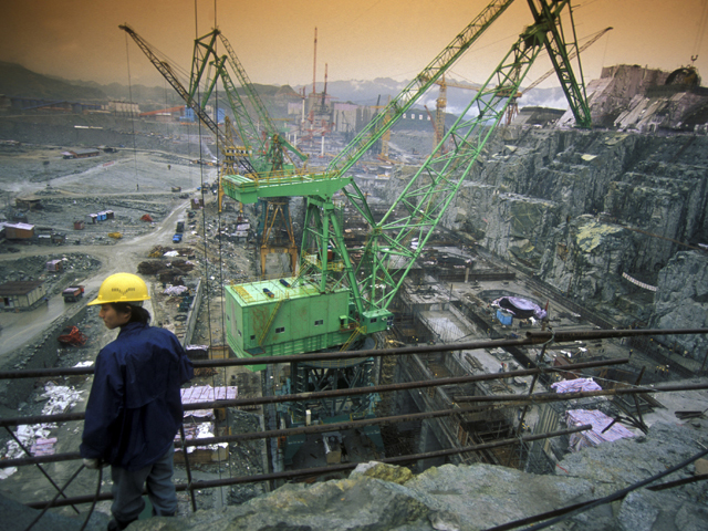 Cât trebuie să câştige şeful unui gigant minier pentru a nu pleca la concurenţă? Aproape 10 milioane de lire pe an şi bonusuri care pot depăşi 18 milioane. Rio Tinto vrea să majoreze cu 56% pachetul salarial-ţintă al CEO-ului Simon Trott
