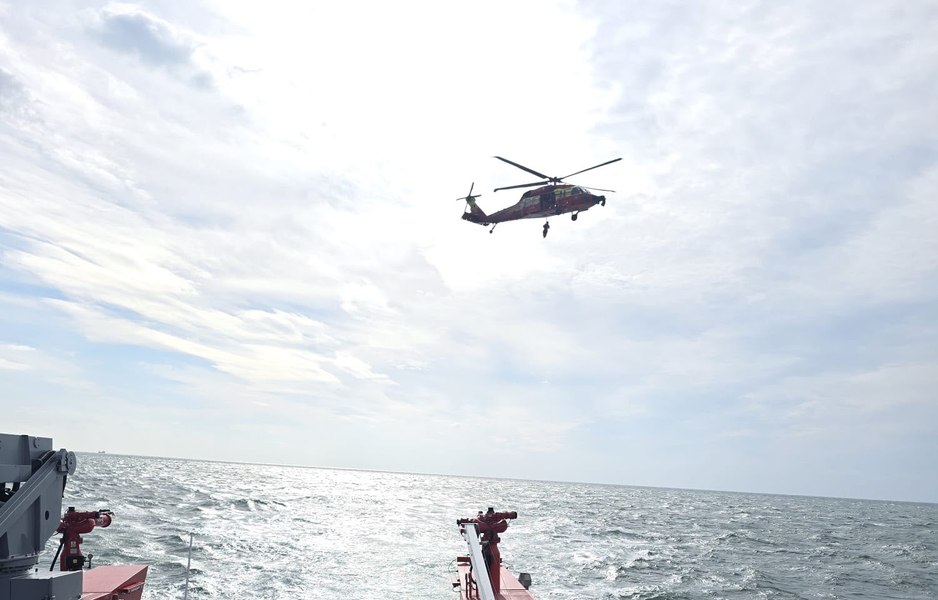 Căutările pentru salvarea marinarilor dispăruți în Marea Neagră au fost reluate. Elicopter Black Hawk, trimis în misiune