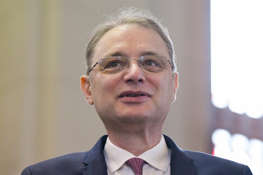 Ce scrie presa internațională despre desemnarea lui Luca Niculescu: „Va trebui să găsească o cale de compromis între partidele profund divizate”