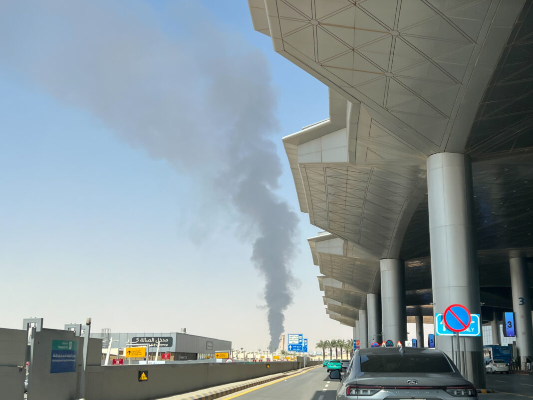 Cel puţin un avion a fost avariat pe aeroportul din Riad după atacurile rebelilor Houthi