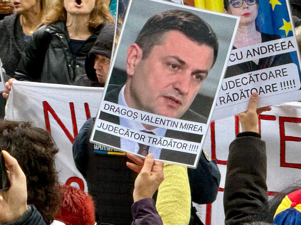 Cine sunt judecătorii care au prelungit arestul lui Călin Georgescu: Andrei Buliga, fost procuror DNA, l-a eliberat pe Dragnea / Judecătorul Beșu susține că a fost și ofițer ”Doi ș-un sfert” / Dragoș Mirea, fost polițist promovat de rețeaua Savonea, a anulat condamnarea lui Sorin Blejnar