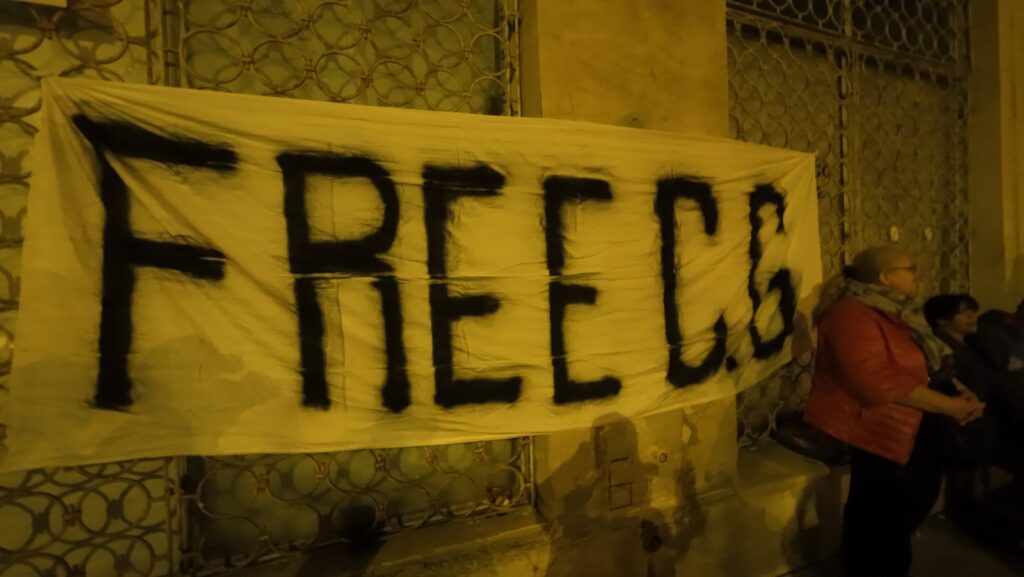 Circa 200 de susținători ai pro-rusului Călin Georgescu protestează luni seara în fața Arestului Central