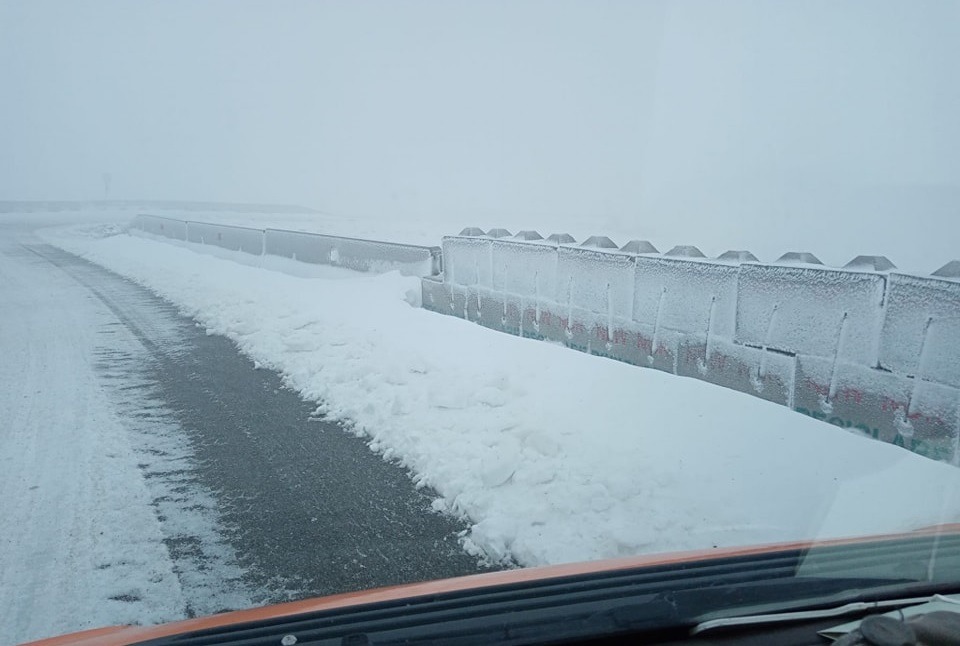 Circulația pe Transalpina, închisă parțial din cauza ninsorii / Drumarii au început intervinția