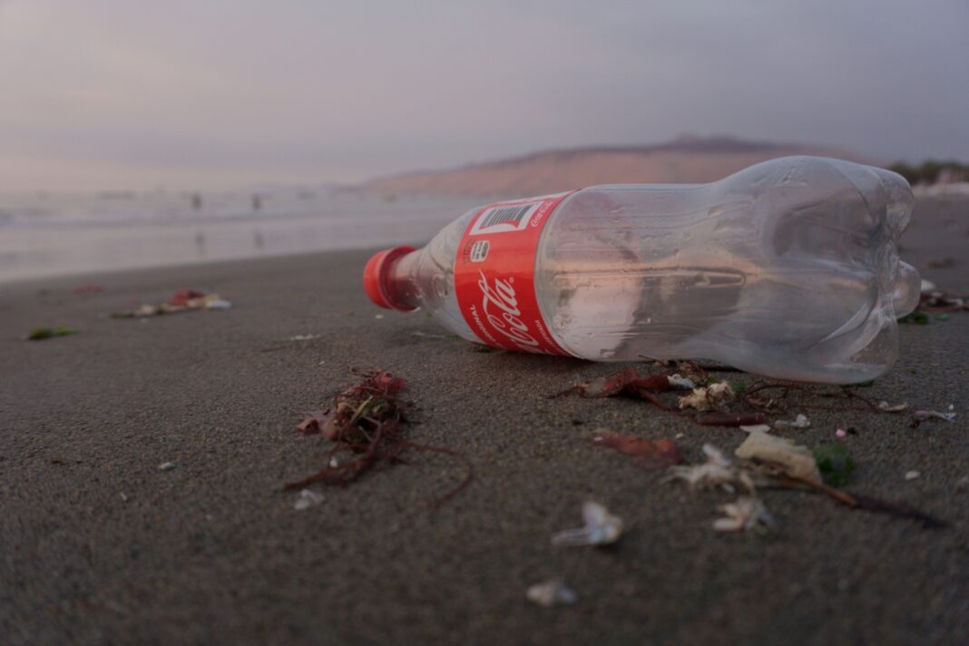 Coca-Cola, Nestlé și Danone își modifică etichetele după 3 ani de negocieri cu Comisia Europeană / Vor scrie că dopul nu e reciclat, ci doar recipientul