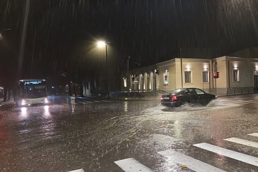 Cod Roșu de ploi și acumulări masive de apă. Care sunt județele cele mai afectate