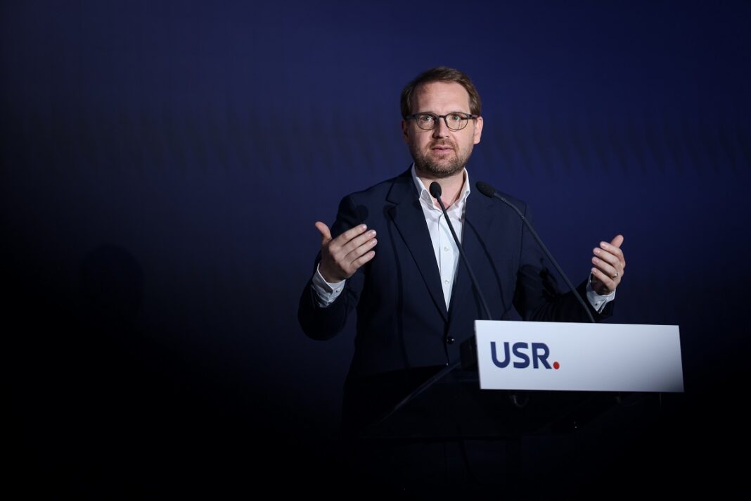 Comitetul Politic al USR a decis în unanimitate să voteze împotriva Guvernului PSD – Luca Niculescu / Fritz: USR nu va gira o nouă guvernare în care românii să plătească nota de plată, în timp ce aceiași oameni care au jecmănit țara își sporesc puterea, privilegiile și cutiile de pantofi