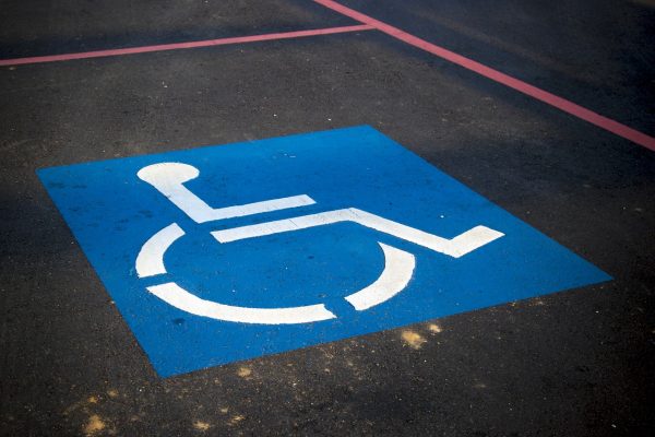 Compania Națională Aeroporturi București introduce accesul automatizat în parcări pentru persoanele cu mobilitate redusă / Fără tichet și fără plata parcării, prin simpla recunoaștere a numărului de înmatriculare
