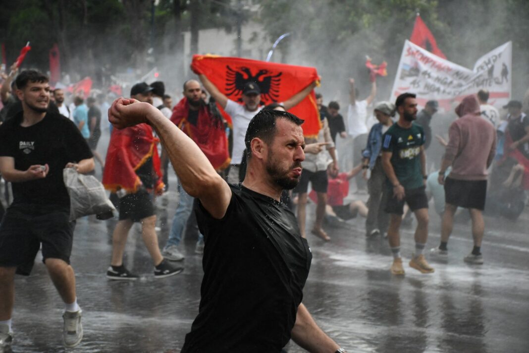Confruntări violente la Tirana între protestatari și forțele de ordine, în timp ce premierul Albaniei acuză implicarea unor „forțe străine” în escaladare