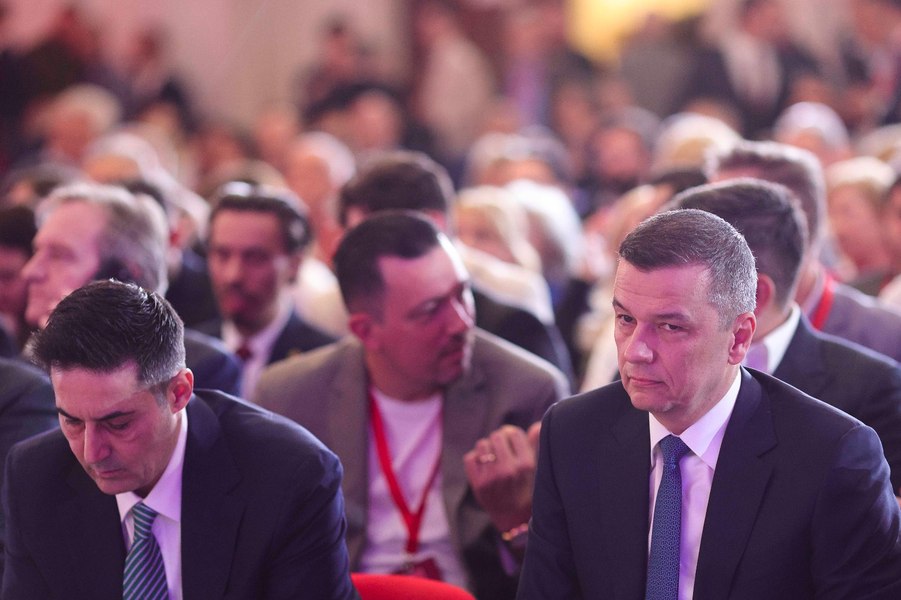Consiliul Naţional al PSD se reuneşte  la Vila Lac, pentru a decide dacă intră la guvernare. Grindeanu pune pe masă trei scenarii pentru susținerea Cabinetului Niculescu
