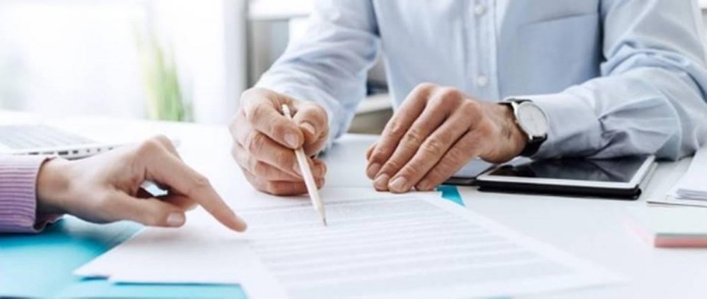 Contracte doar la avocat? Ce prevede proiectul care a stârnit controverse