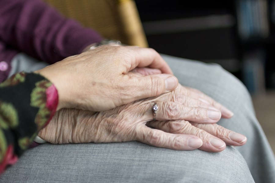 Copiii sunt obligați să-și sacrifice propria familie pentru părinții bătrâni? Dilema care a împărțit internetul
