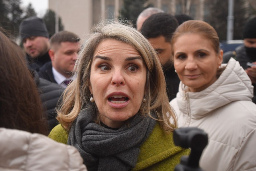 Cristela Georgescu, discurs vehement în fața sediului DIICOT: „Suntem o familie obișnuită și am fost supuși unor intervenții brutale”. Percheziile continuă