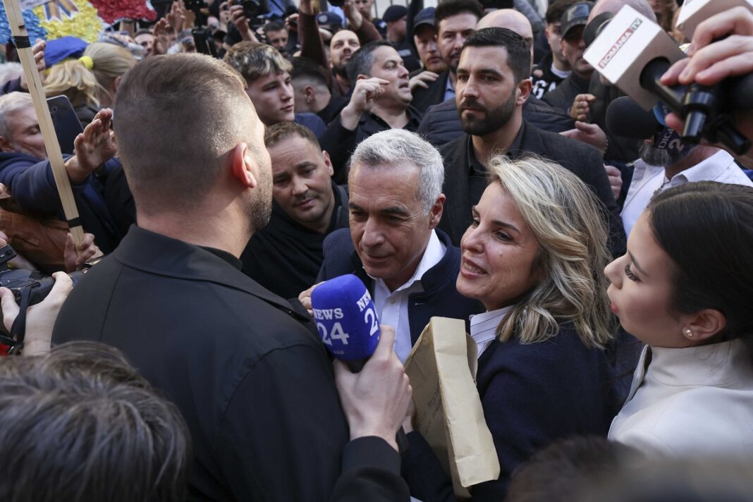 Cristela și Călin Georgescu au ajuns la DIICOT pentru percheziții informatice / Cristela a intrat cu un bodyguard și o carte religioasă la piept / Și-a salutat adepții care scandau ”Cristela Georgescu este prima doamnă”