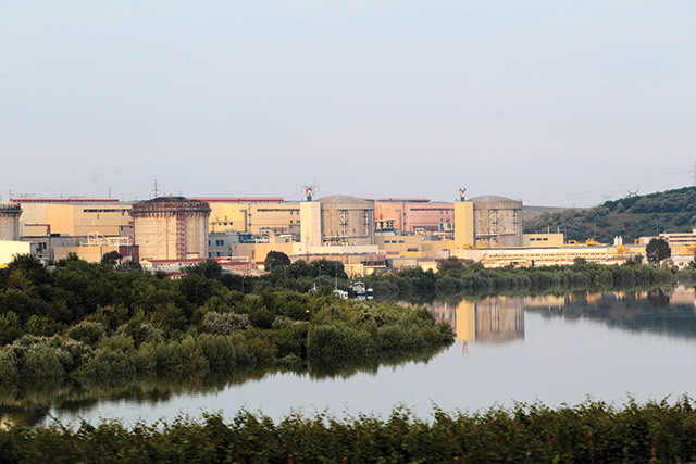 Cum au reuşit ungurii să repornească centrala nucleară Paks în mai puţin de o lună, iar România stă cu Cernavodă închisă de circa două luni, în comitete interministeriale, şi aşteaptă să plouă.  „Avem nevoie să regândim managementul bazinal al Dunării şi să fim atenţi la ce se întâmplă în amonte“.