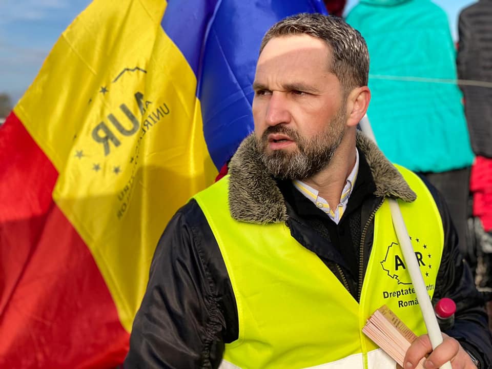Cum reîncălzește pe rețele Mihai Lasca fake-ul despre ”vaccinul care omoară” în cazul profesorului din Oradea, mort în urma unui accident casnic / Fostul deputat AUR, campion al teoriilor conspirației