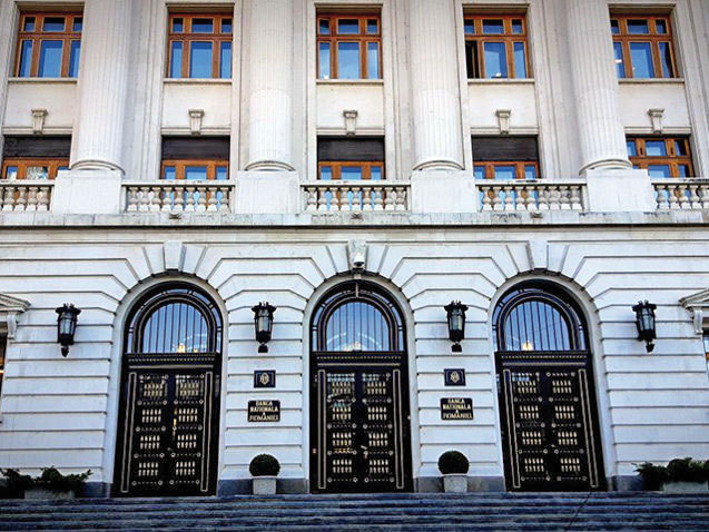 Cum să citim printre rânduri mesajele BNR de politică monetară. Ce ne aşteaptă? Economia se mai redresează în S2/2026, dar ceva mai modest decât s-a anticipat, în timp ce deficitele sunt încă mari, iar inflaţia creşte până la final de 2026. Riscurile privind cursul de schimb al leului rămân ridicate