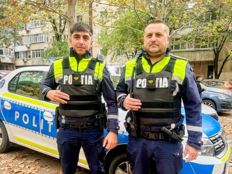 Cursă contra cronometru în Capitală: Doi polițiști au ajutat o femeie să ajungă la timp să nască