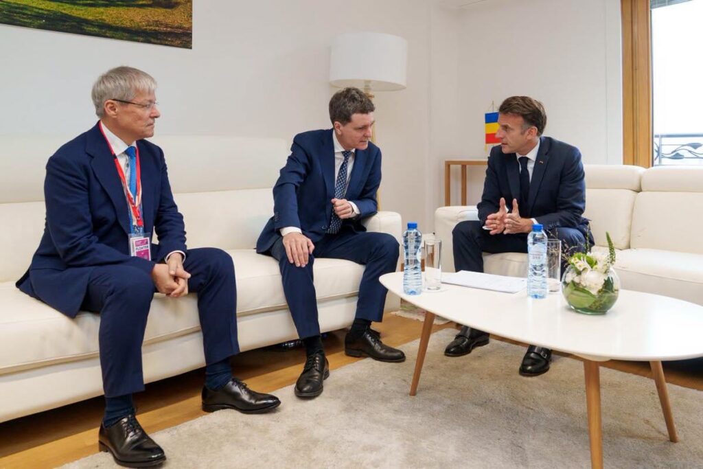 Dacian Cioloș, eliminat de administratorul contului de facebook al lui Nicușor Dan din fotografia de la întâlnirea în trei cu președintele Dan și Emmanuel Macron