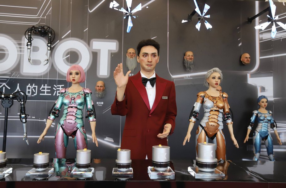 De ce se clatină industria roboților din China, în care Beijingul a investit masiv