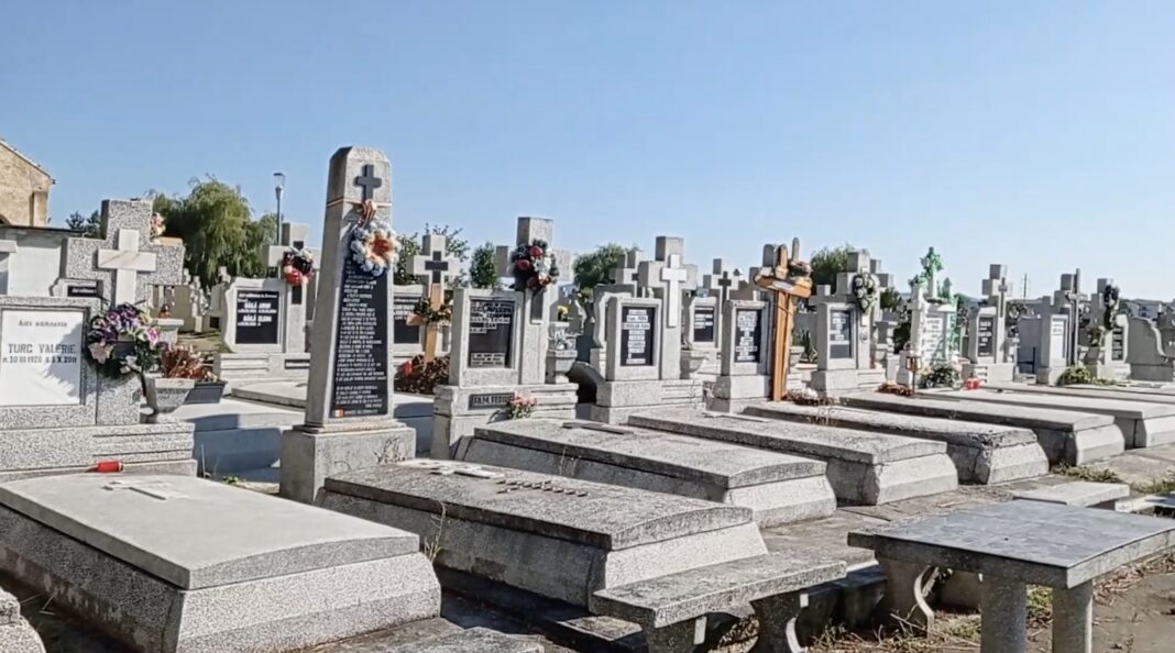 Deținători de locuri de veci din cimitirele Capitalei, înșelați cu sume mari de bani de o grupare de escroci  / Doi sunt în arest la domiciliu, iar alți doi au fost plasați sub control judiciar