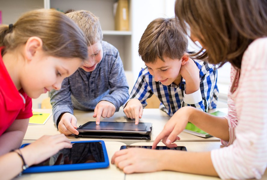 Dezinformarea, în atenția viitorului Executiv. Ce măsuri propune Luca Niculescu pentru platformele online și școli