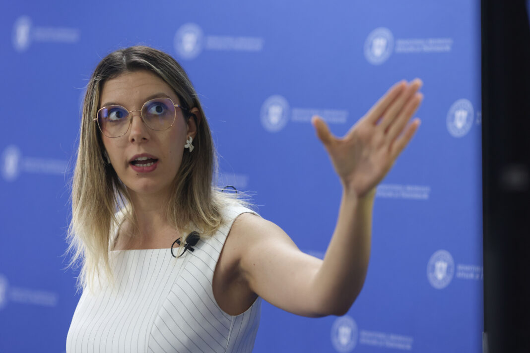 Diana Buzoianu: Grindeanu zis și domnul ,,Nordis” sau ,,ceas scump ascuns la conferințe de presă” minte ridicol că sunt niște autorizații care ,,stau la semnat din luna august la mediu” pentru Autostrada Sibiu-Pitești