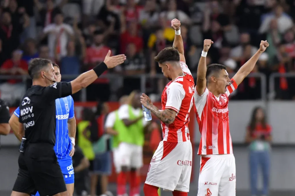 Dinamo București revine pe teren: de la ce oră și cine transmite meciul liderului din Superligă