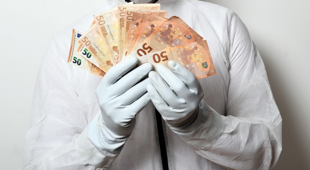 Doctoriţă de la Spitalul Municipal din Sibiu, trimisă în judecată după ce ar fi luat mită de 12 ori de la bolnavi