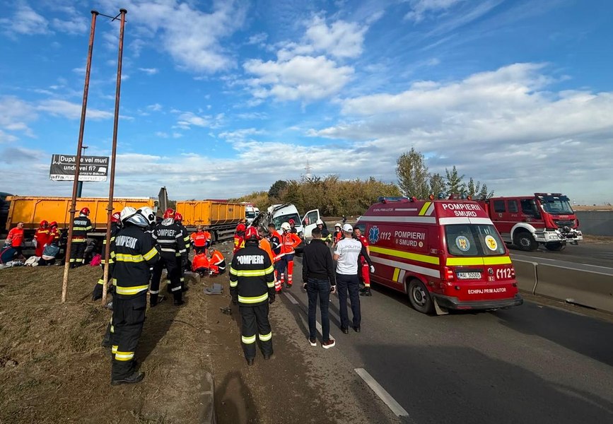 Doi morți într-un accident grav la Buftea. Un microbuz cu 16 persoane s-a ciocnit cu o autobasculantă
