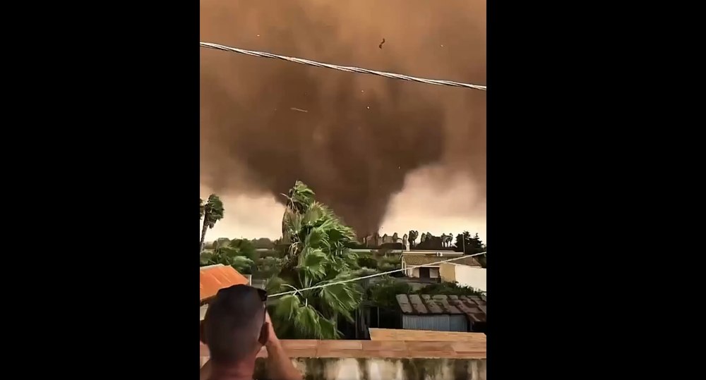 Două tornade extrem de violente au lovit Sicilia. Mașini răsturnate, clădiri avariate și 273 de elevi evacuați