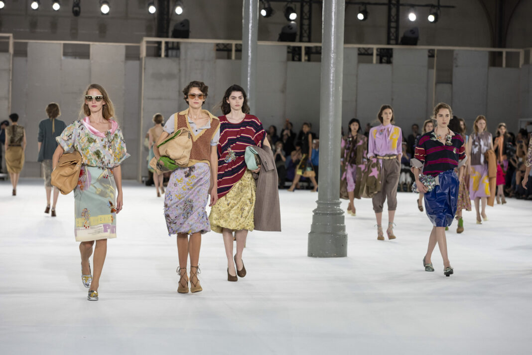 Dries Van Noten primăvară-vară 2027 la Paris Fashion Week: Julian Klausner demonstrează că moștenirea unei case poate continua fără să fie copiată