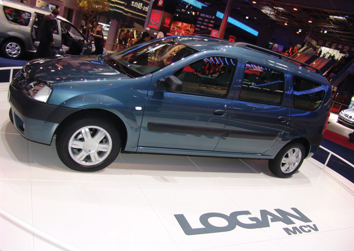 După 20 de ani. Paris 2006 aducea marile volume la Mioveni prin Logan MCV, iar premierul era la Salon pentru a vorbi cu francezii. Paris 2026 găseşte Dacia tot în prim-plan, dar cu scandal politic la Bucureşti şi maşini produse în Turcia şi Slovenia