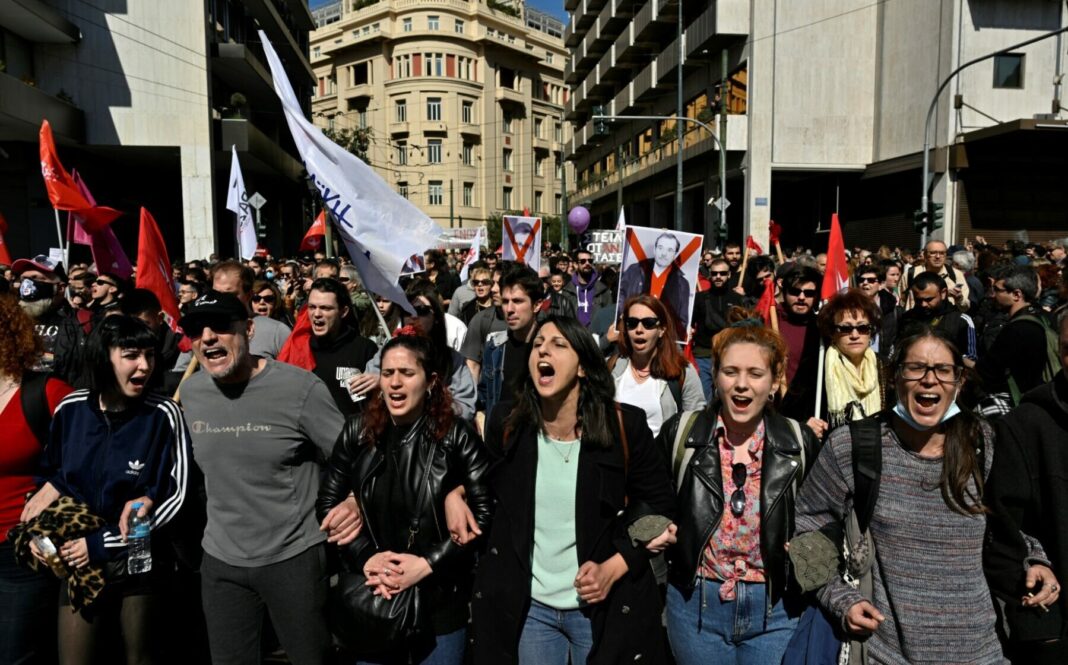 După Franța, manifestațiile se extind în Grecia / Elevi, studenți, profesori și funcționari ies în stradă miercuri în semn de protest împotriva costului ridicat al vieții