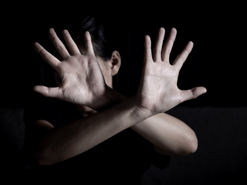 Elevă de 17 ani din Prahova, violată de trei colegi într-o clădire dezafectată. Unul dintre tineri a fost arestat preventiv