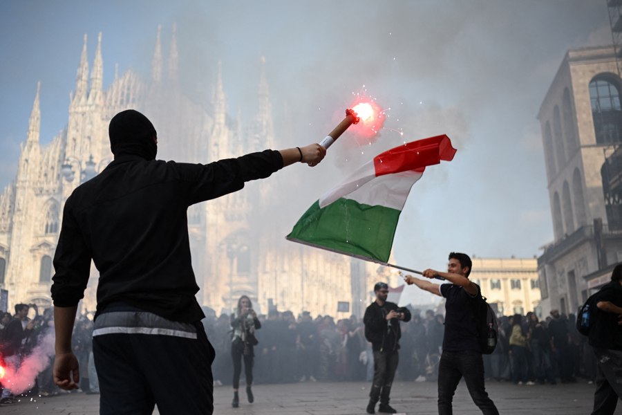 Europa fierbe. Peste 100.000 de oameni sunt în stradă în capitala Italiei. La Milano sunt confruntări cu poliția